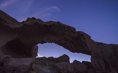 Conjunción de la Luna y Venus bajo arco de piedra